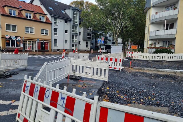 Baken sperren eine Straßenbaustelle ab.