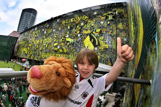 Mit einem an einem Gerüst aufgespannten Riesen-Poster der Südtribüne wurden die Gäste der Fußball-WM 2006 in Dortmund vor dem Hauptbahnhof empfangen.