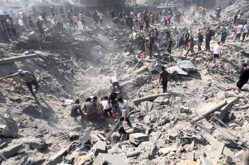 Palästinenser inspizieren die Schäden an Gebäuden, die von israelischen Luftangriffen getroffen wurden, im Flüchtlingslager Dschabalia im nördlichen Gazastreifen.