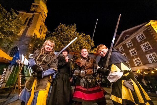 Der Hansemarkt war schon kurz nach seiner Eröffnung um 18 Uhr an Allerheiligen gut besucht. Das traditionsreiche, mittelalterlich angehauchte Volksfest bietet viele Fahrgeschäfte, Imbisse und Verkaufsstände und läuft noch bis Sonntag (5.11.).