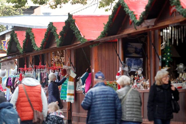 Menschen laufen über den Weihnachtsmarkt in Essen-Steele.