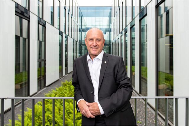 SPD-Bundestagsabgeordneter Michael Gerdes vor einem Gebäude des Deutschen Bundestages in Berlin