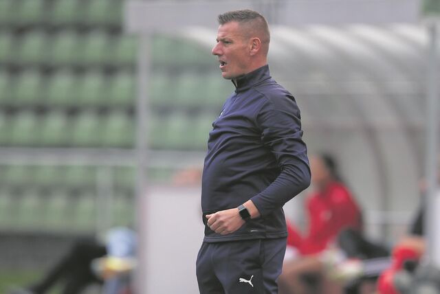 Paul Müller steht an der Seitenlinie.