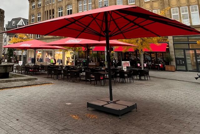 Ein Marktschirm steht vor dem Extrablatt in Castrop-Rauxel