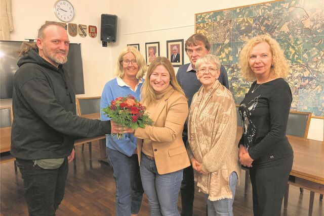 Mirko Ruschmeyer überreicht der neuen Vorsitzendes des Stadtmarketingvereins, Ines Schulter, einen Blumenstrauß. Hinter ihr das Vorstandsteam (v. l.) mit Schatzmeisterin Nicole Moenikes sowie Bernd Mennemeier, Angelika Tadsen und Christiane Karls.
