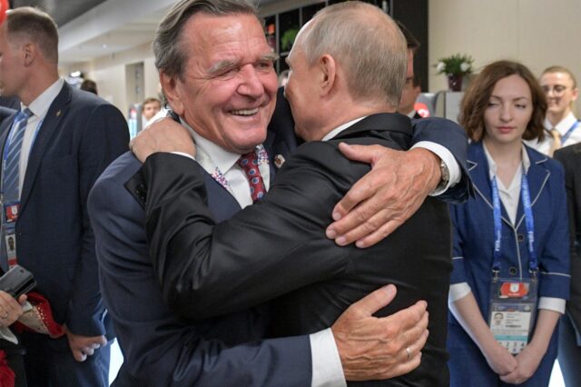Gerhard Schröder (SPD, l), ehemaliger Bundeskanzler, hat sich bislang nicht von Wladimir Putin, Präsident von Russland, gelöst. Die Kritik im ganzen Land nimmt zu.