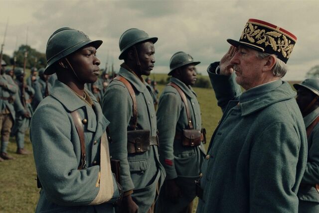 Thierno (Alassane Diong, l.) bekommt einen Orden, dazu pathetische Dankesworte eines Generals.