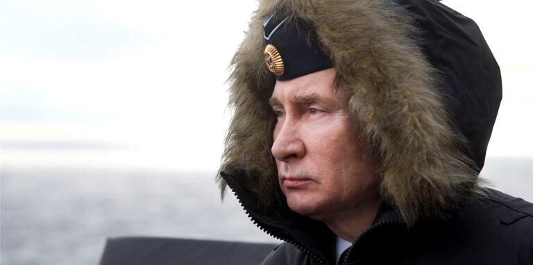 „Er hat sich verändert“, sagen Leute, die ihn seit vielen Jahren beobachten: Russlands Staatschef Wladimir Putin – hier bei einer Marineübung im Schwarzen Meer.