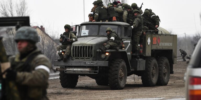 Viele russische Soldaten wurden noch vor Abschluss der einjährigen Grundausbildung gezwungen, einen Vertrag als Zeitsoldat zu unterschreiben.