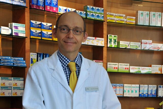 Claus Ehrensberger in seiner Glückauf-Apotheke an der Dortmunder Straße in Castrop-Rauxel.