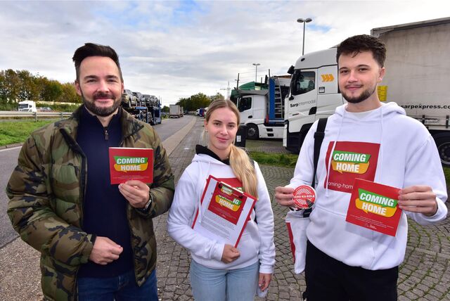 Auf Rastplätzen versucht DSW21 Brummifahrer als Busfahrer anzuwerben. Patrick Huber (l.), Leiter Personalmanagement bei DSW21 in Dortmund, begleitete Mitarbeitende einer Promotion-Agentur bei einer Aktion auf dem Autobahn-Rastplatz Lichtendorf-Süd an der A1.