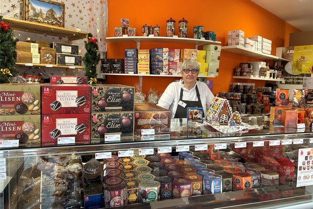 Sabine Sprick steht hinter ihrer Theke, in der verschiedene Lebkuchen-Sorten aneinander gereiht sind.