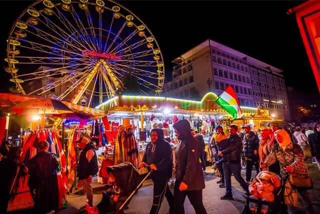 Der Hansemarkt war schon kurz nach seiner Eröffnung um 18 Uhr an Allerheiligen gut besucht. Das traditionsreiche, mittelalterlich angehauchte Volksfest bietet viele Fahrgeschäfte, Imbisse und Verkaufsstände und läuft noch bis Sonntag (5.11.).