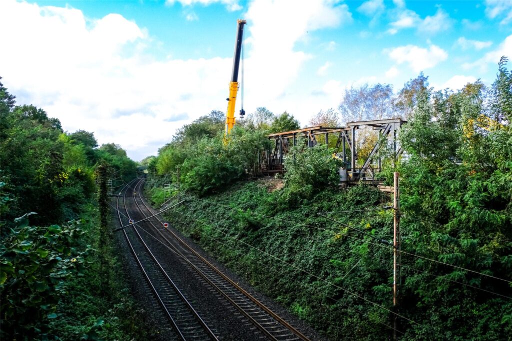Die abgetragene Zechenbahnbrücke in Recklinghausen-Stuckenbusch, im Vordergrund Bahngleise Die abgetragene Zechenbahnbrücke in Recklinghausen-Stuckenbusch, im Vordergrund Bahngleise