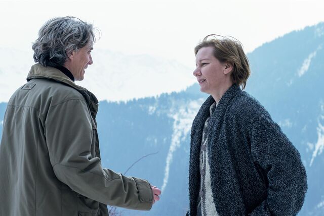 Schriftstellerin Sandra (Sandra Hüller) bespricht sich mit ihrem Anwalt Vincent (Swann Arlaud).