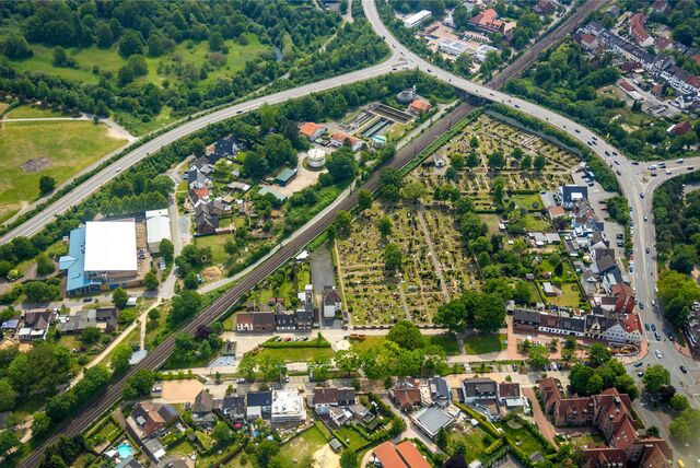 Blick auf Friedhof, Seestadthalle und Festplatz.
