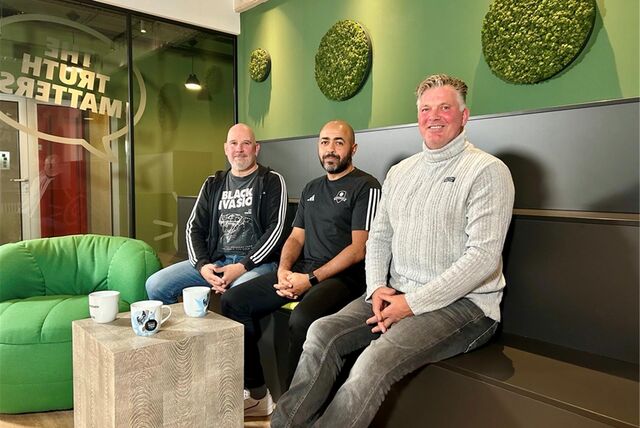 Die Moderatoren Henry Schoemaker (rechts) und Olaf Krimpmann (links) begrüßten jetzt zum Sporttalk Karim Boharrou.