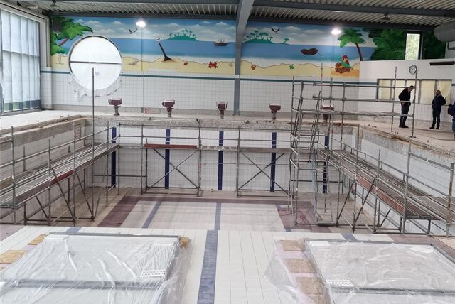 Gerüste stehen in einem leeren Schwimmbecken