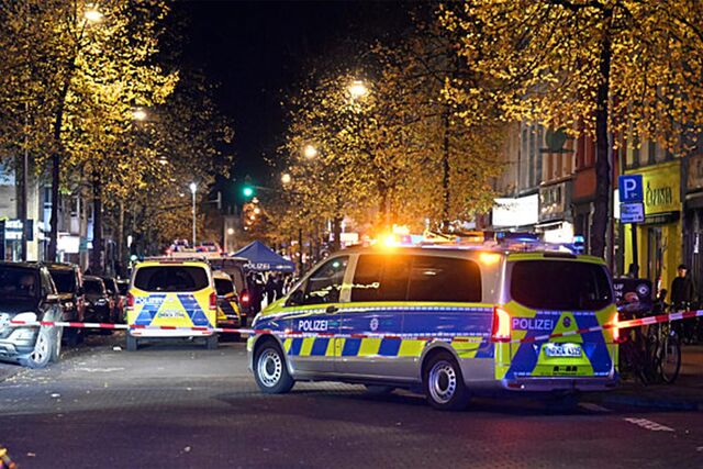 Die Polizei wurde wegen einer Schlägerei gerufen und hat vor Ort die verletzten Männer gefunden.