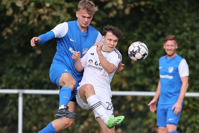 Den dritten Saisonsieg peilt Bezirksliga-Schlusslicht FC Frohlinde (blaue Trikots) bei Mengede 08/20 an.