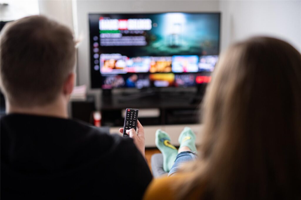 Ein Paar guckt zusammen TV