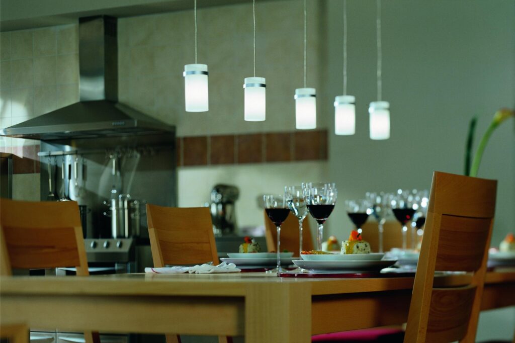 Lampen hängen über einem Esstisch