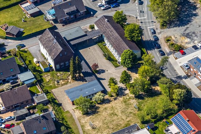 Der Schulstandort Lavesum von oben mit Schulgebäude in U-Form und Schulhof