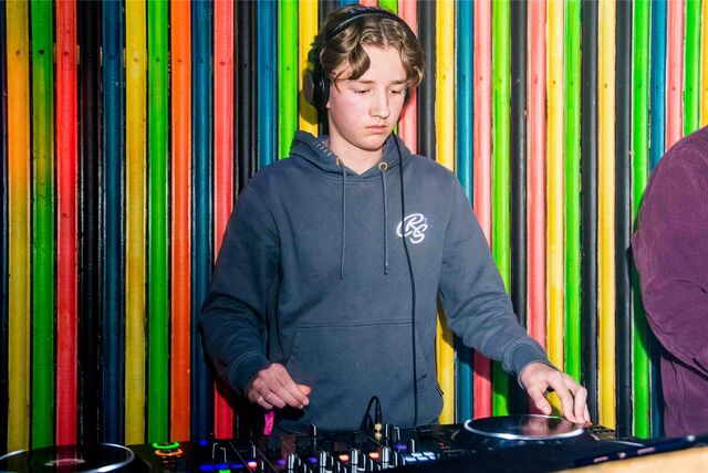 Jannick Hochscheid alias DJ AZON am Mischpult.