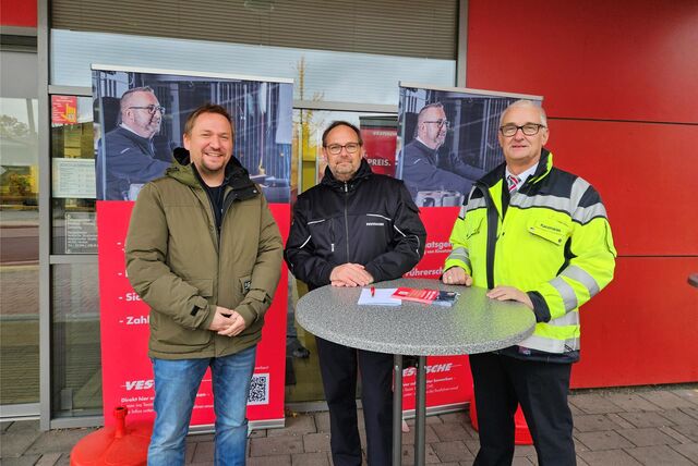Alexander Hencke, Dietmar Diek und Ralf Kaczmarek vor dem Kundencenter der Vestischen.