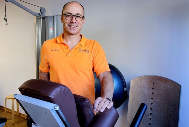 Ralf Köster von Physio Topp an einem Therapiegerät.