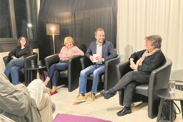 Bürgermeister Marcel Mittelbach plaudert mit (v.l.) Alexandra Sgro, Elisabeth Diekhans und Eva-Maria Schwerdt über die Zukunft der Bücherei.