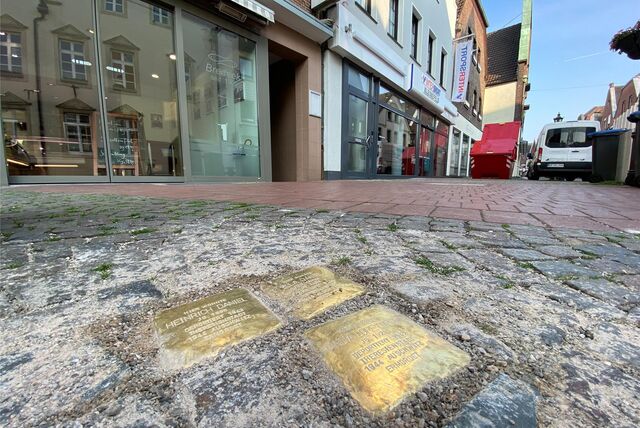 Stolpersteine aus Metall im Pflaster der Rekumer Straße