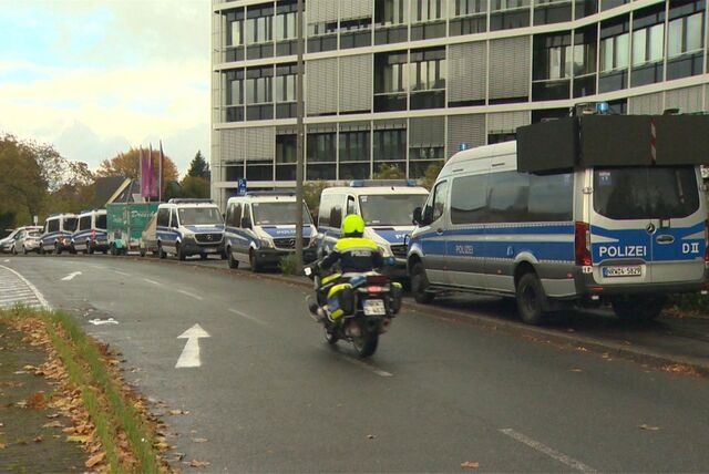 An der Voßkuhle an der B1 war am Sonntag (5.11.) eine Versammlung angemeldet und die Polizei mit vielen Kräften vor Ort. Doch die Demo-Teilnehmer kamen nicht.