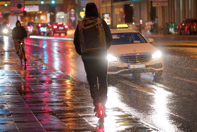 Ein 41-Jähriger hatte einen Unfall auf einem E-Scooter und wurde dabei schwer verletzt. (Symbolbild)