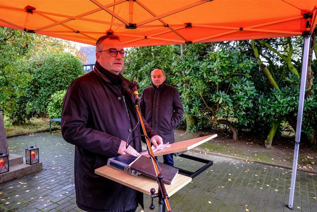 Landrat Bodo Klimpel äußerte sich auf dem jüdischen Friedhof über den auf deutschen Straßen sichtbaren Judenhass. Im Hintergrund: Gemeindevorsitzender Dr. Mark Gutkin.