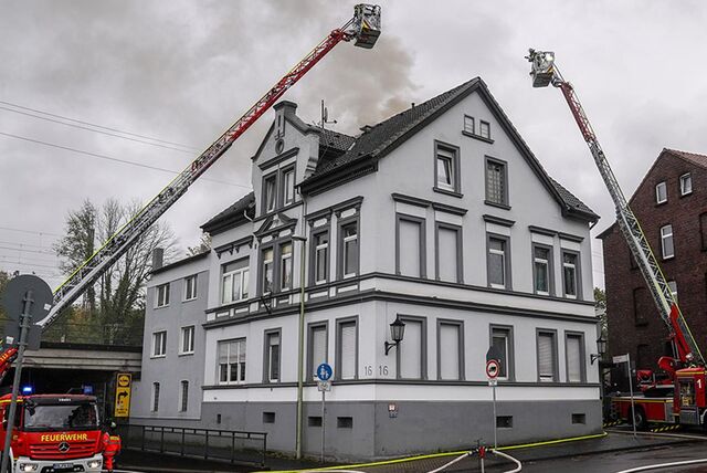 Die Hagener Feuerwehr hat in einem Wohnhaus eine Leiche geborgen.