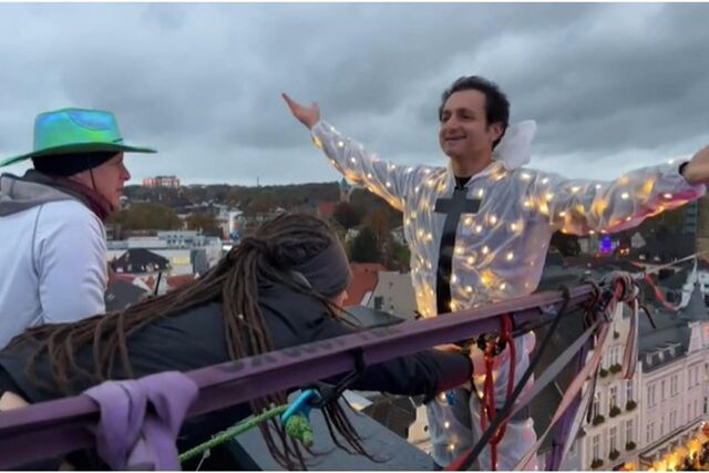 Ein Slackliner balanciert auf einer Highline.