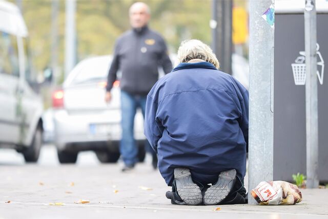 Eine obdachlose Person