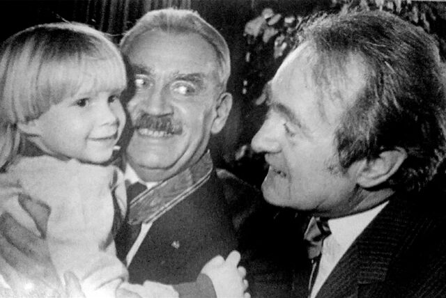 Günther Eckerland mit Enkeltochter Johanna und NRW-Ministerpräsident Johannes Rau, der ihm 1984 das Große Bundesverdienstkreuz verlieh.