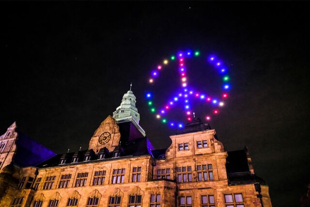 Die Drohnenshow von „Recklinghausen leuchtet“ über dem Rathaus Recklinghausen