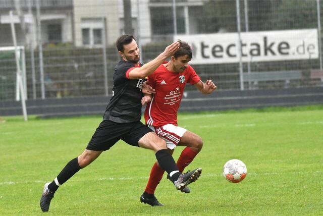 Der TuS Henrichenburg (rote Trikots), hier im Spiel gegen die Spvg Erkenschwick II, musste sich bei Westfalia Vinnum mit 0:1 geschlagen geben.