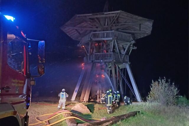Holzturm Eggeturm brennt