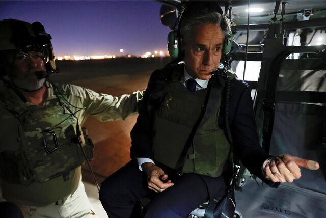 US-Außenminister Antony Blinken (r.) verlässt die internationale Zone in Bagdad mit einem Helikopter.