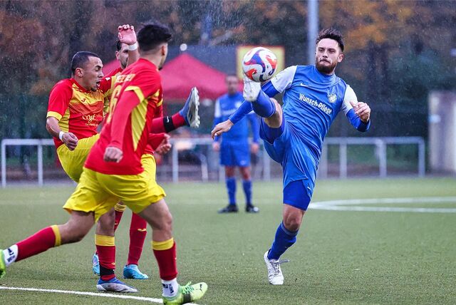 Lukas Kothe (r) und sein FC Frohlinde verloren ein intensives Bezirksliga-Spiel bei Mengede 08/20 mit 3:5 (1:1).