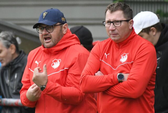 Die Merklinder Trainer Klaus Magiera (r) und Daiusz Schatterny mussten mit ansehen, wie ihr Team gegen das bislang punktlose Schlusslicht Falkenhorst Herne mit 2:3 unterlag.