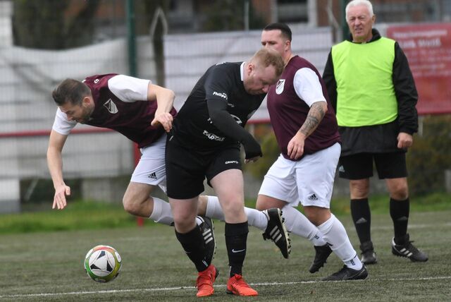 In der Kreisliga B2 schoss die SG Arminia/Victoria II (10.) durch ein 1:2 gegen den SV Wanne 11 III (6.) am sechsten Saisonsieg vorbei.