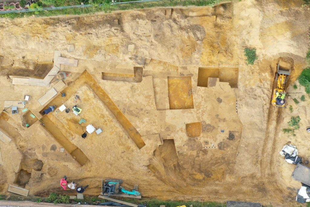 Die Gebäudegrundrisse gehörten ehemals zu rechteckigen, aus Lehmfachwerk errichteten Kultbauten. Die Gebäudegrundrisse gehörten ehemals zu rechteckigen, aus Lehmfachwerk errichteten Kultbauten.
