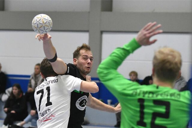 Viele Fotos. Den zweiten Sieg im siebten Landesliga-Spiel feierte die HSG Rauxel-Schwerin durch ein 28:25 gegen den ATV Dorstfeld und verließ den Tabellenkeller.