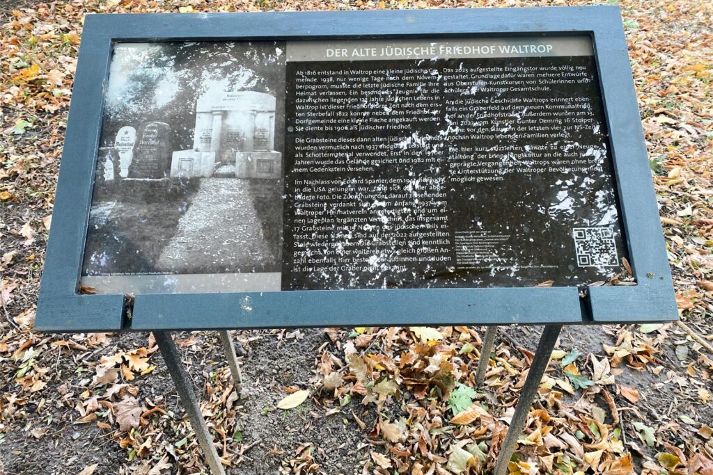 Eine Infotafel. Rundherum liegt viel Laub. Eine Infotafel. Rundherum liegt viel Laub.
