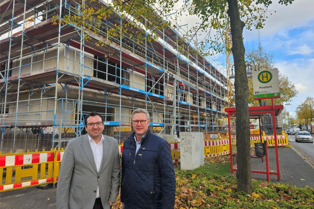 Bürgermeister Carsten Wewers und Investor Patrick Böing vor der Baustelle des Neubaus an der Ludwigstraße. Bürgermeister Carsten Wewers und Investor Patrick Böing vor der Baustelle des Neubaus an der Ludwigstraße.